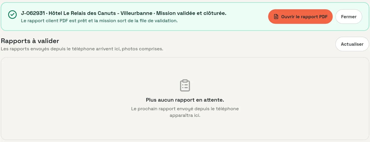 Schermata della console: rapporto convalidato, intervento chiuso, rapporto PDF per il cliente pronto.