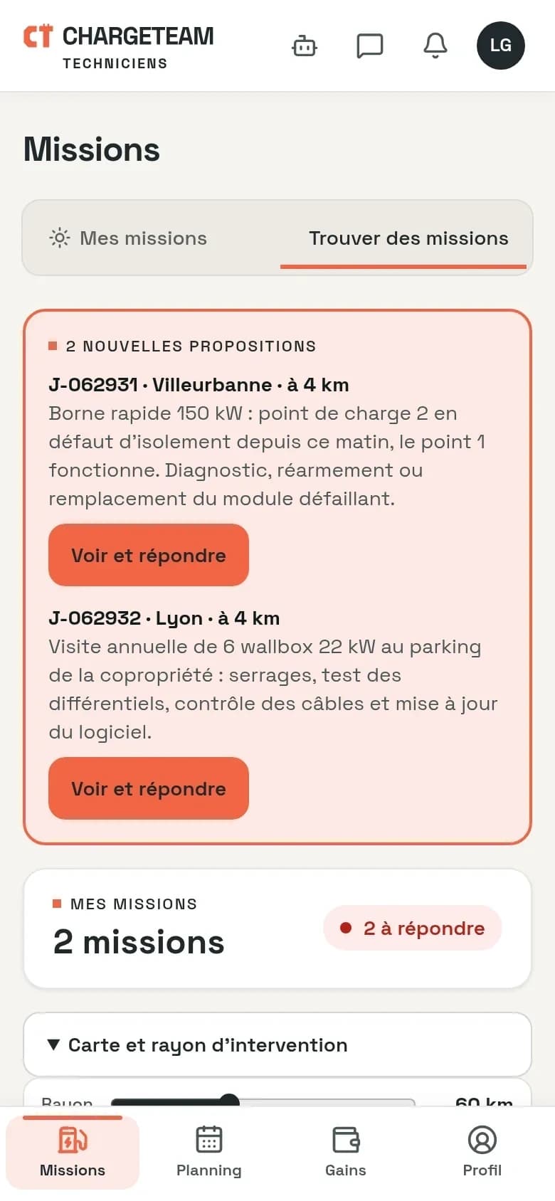 Capture de l’application ChargeTeam côté technicien : deux nouvelles propositions de mission à 4 km, avec leur description et le bouton « Voir et répondre ». Texte de l’écran en français.