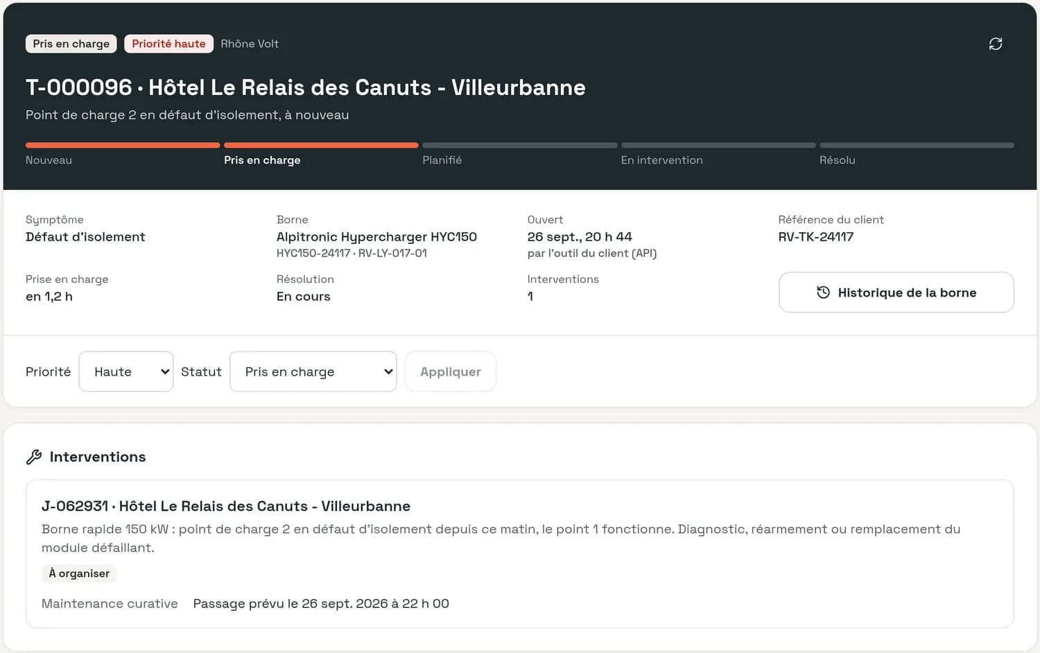 Schermata di un ticket ChargeTeam: un hotel partner, punto di ricarica 2 con guasto di isolamento, priorità alta, aperto dallo strumento del cliente, un intervento collegato.
