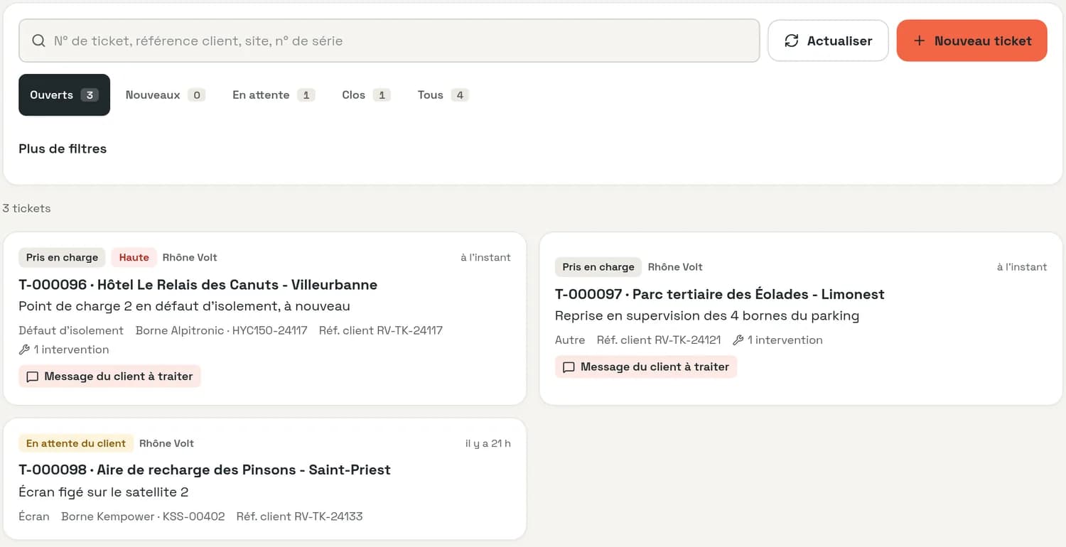 Schermata della coda dei ticket: tre ticket aperti con stato, priorità, colonnina e riferimento del cliente.