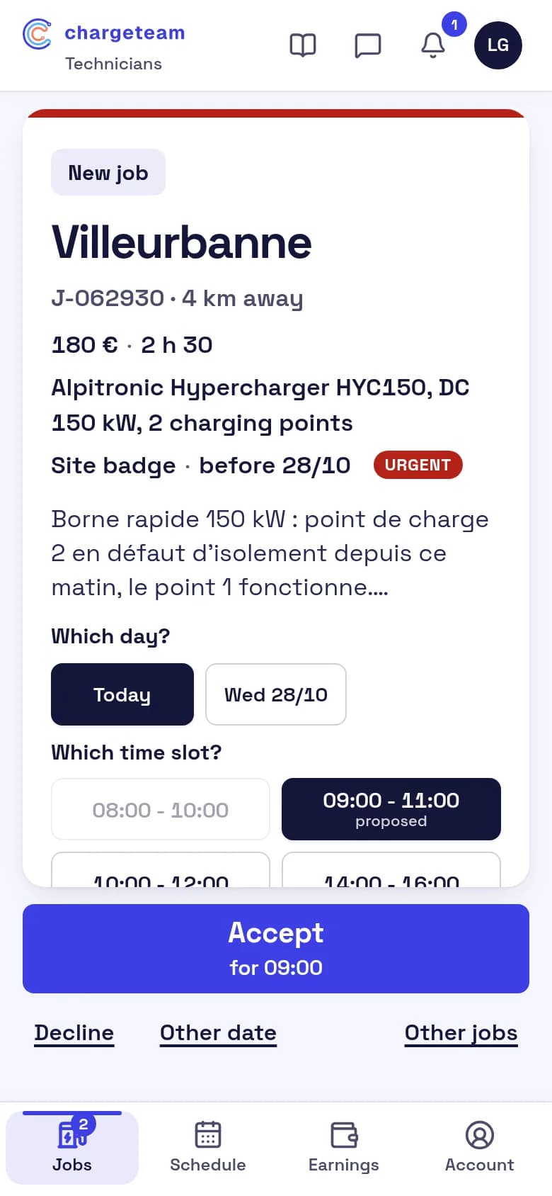Screenshot of the ChargeTeam technician app: a new job offer 4 km away, with its description, the choice of day and time slot and the button to accept it.