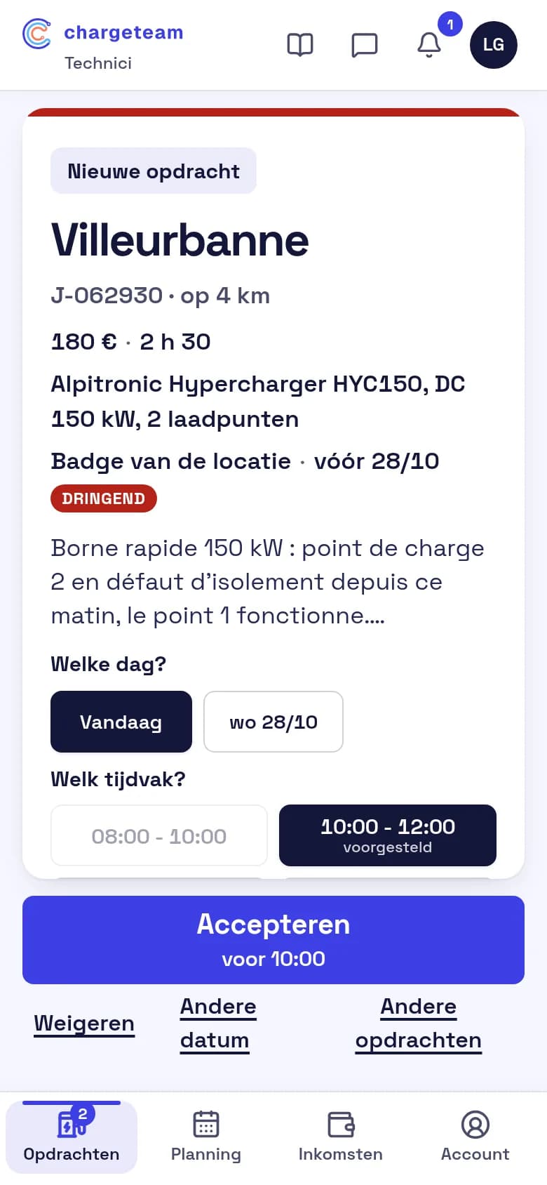 Schermafbeelding van de ChargeTeam-app voor technici: een nieuw opdrachtvoorstel op 4 km, met beschrijving, keuze van dag en tijdvak en de knop om het te aanvaarden.