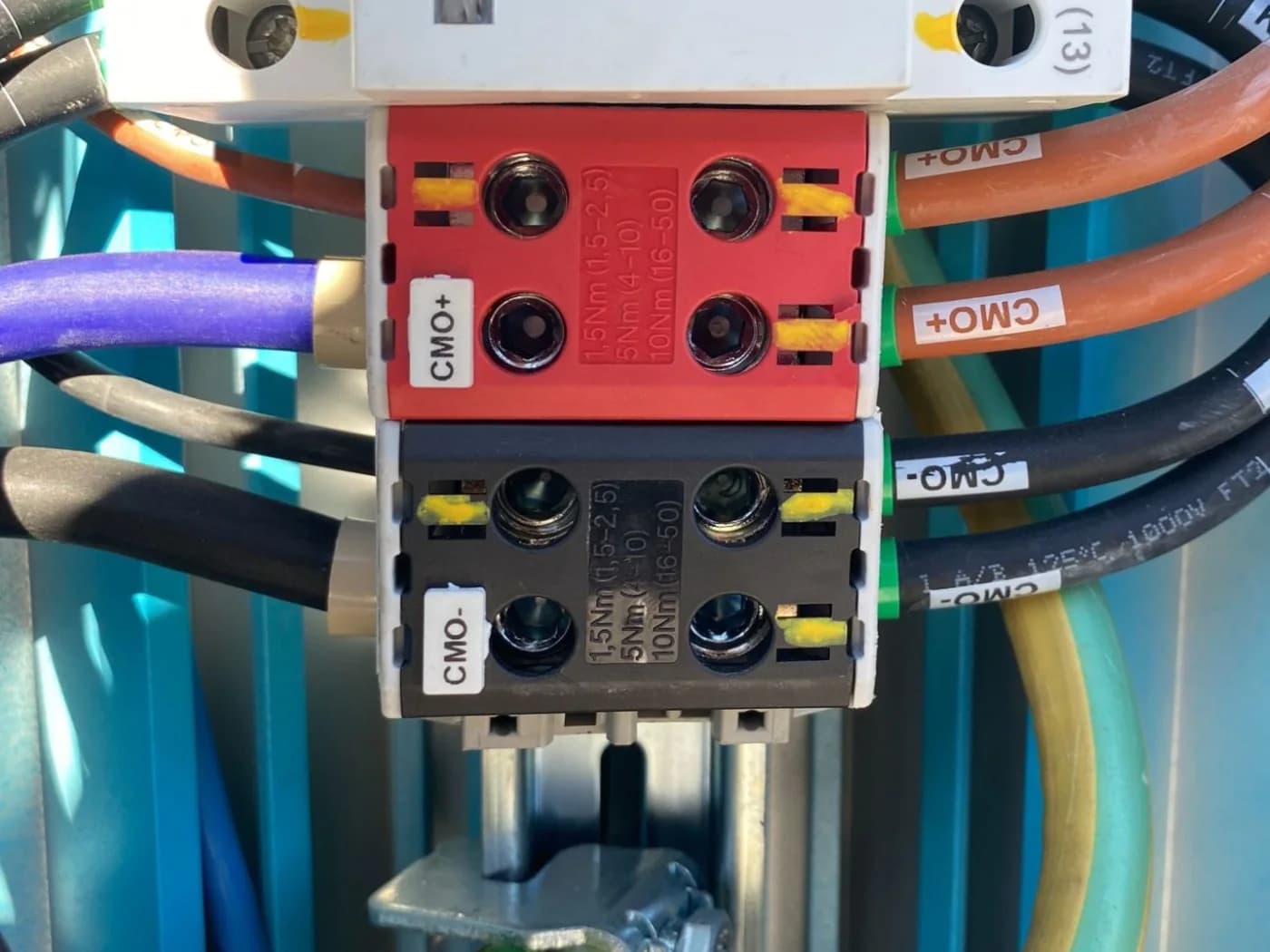 Borniers d’une borne rapide : câbles DC du connecteur CHAdeMO inversés sur CMO+ et CMO-