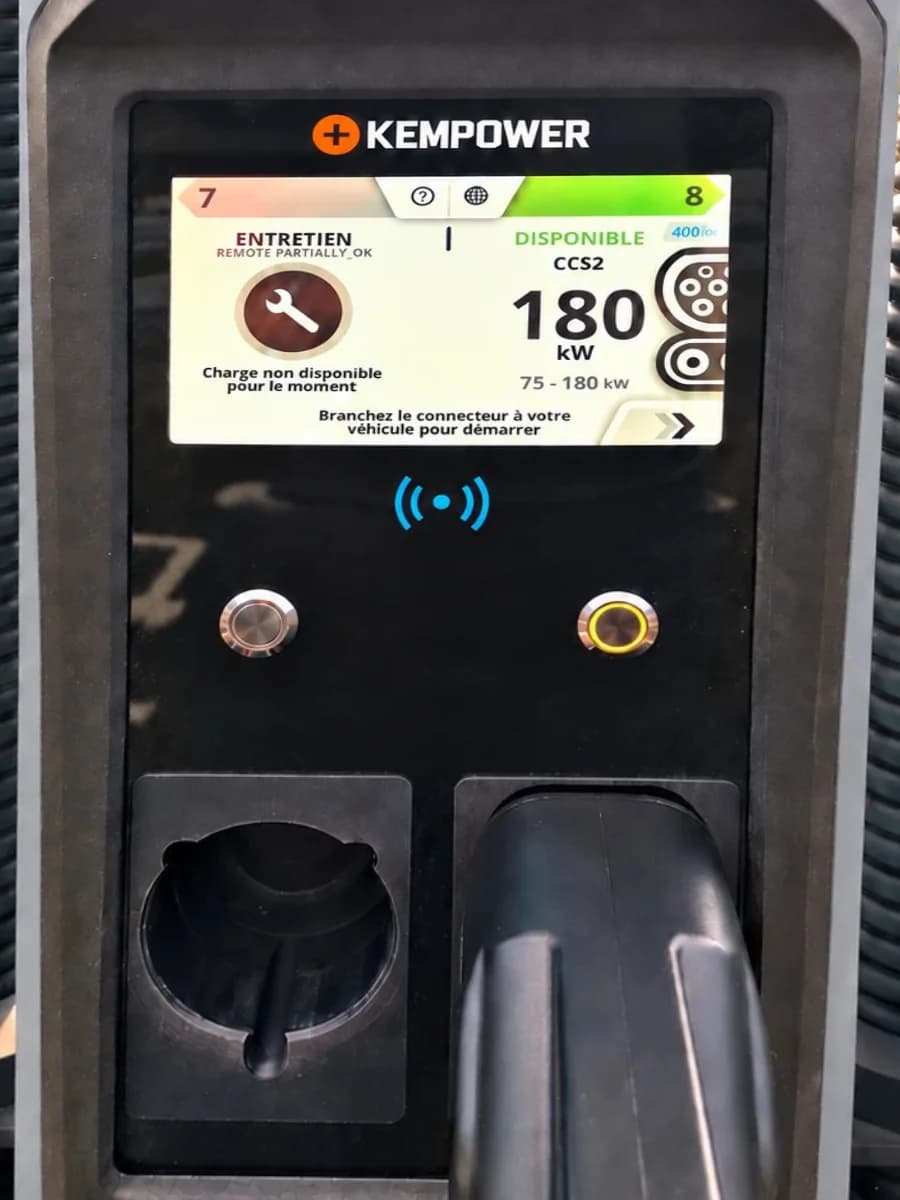 Écran de la borne : point 7 CHAdeMO en entretien, charge non disponible