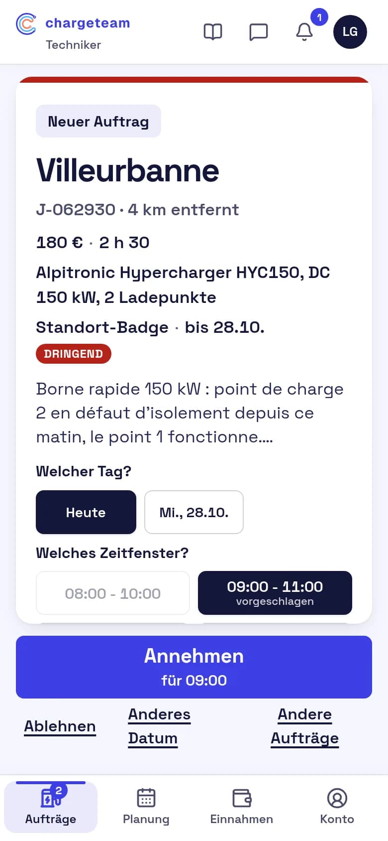 Screenshot der ChargeTeam-App für Techniker: ein neues Einsatzangebot in 4 km Entfernung, mit Beschreibung, Wahl von Tag und Zeitfenster und der Schaltfläche zum Annehmen.