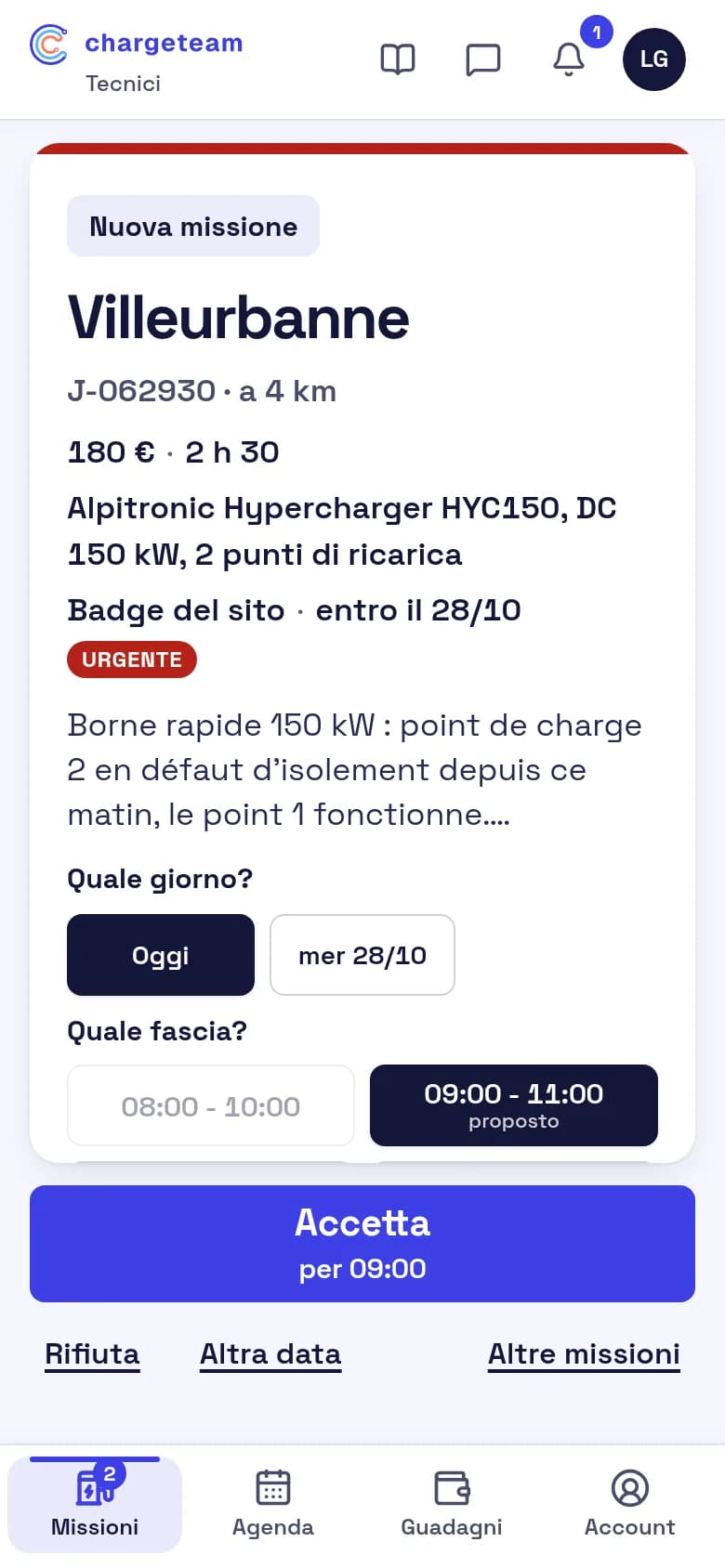 Schermata dell’app ChargeTeam per tecnici: una nuova proposta di missione a 4 km, con descrizione, scelta del giorno e della fascia oraria e il pulsante per accettarla.