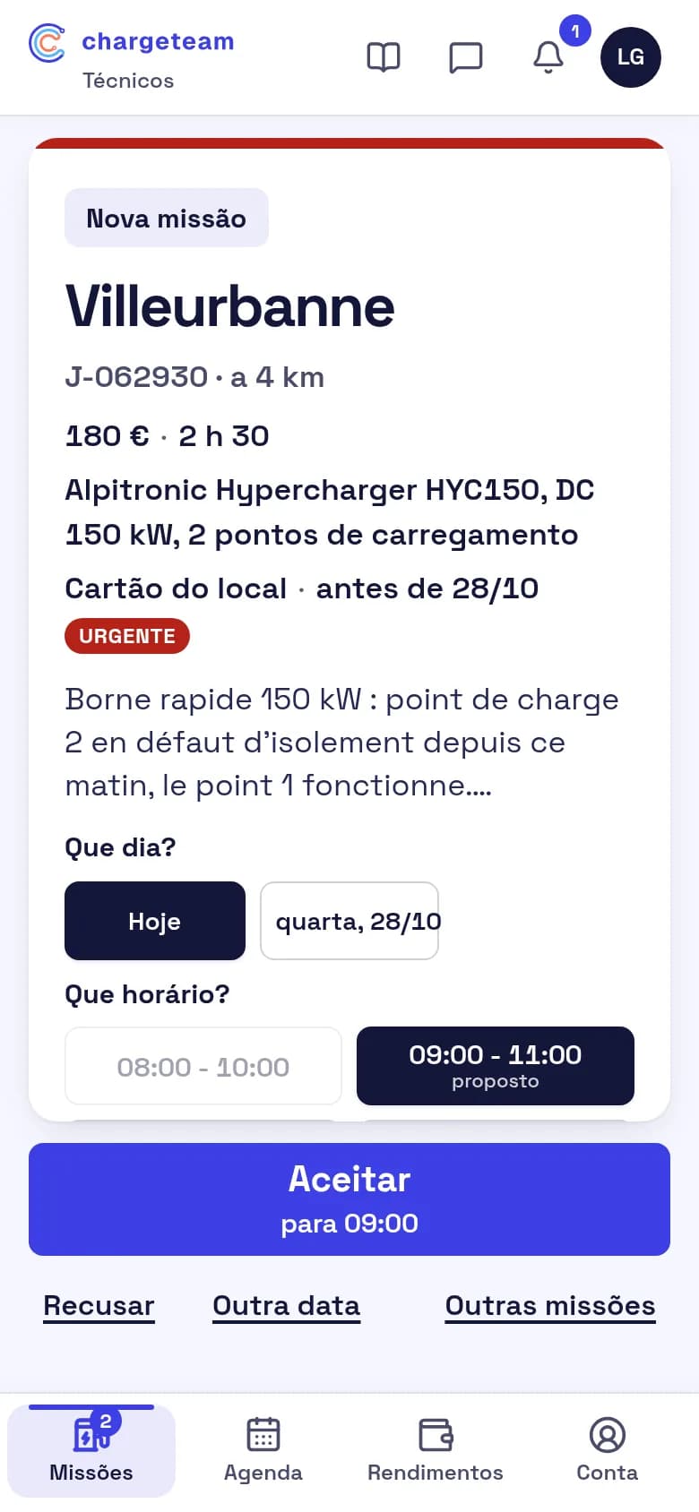 Captura da app ChargeTeam para técnicos: uma nova proposta de missão a 4 km, com a descrição, a escolha do dia e do horário e o botão para a aceitar.