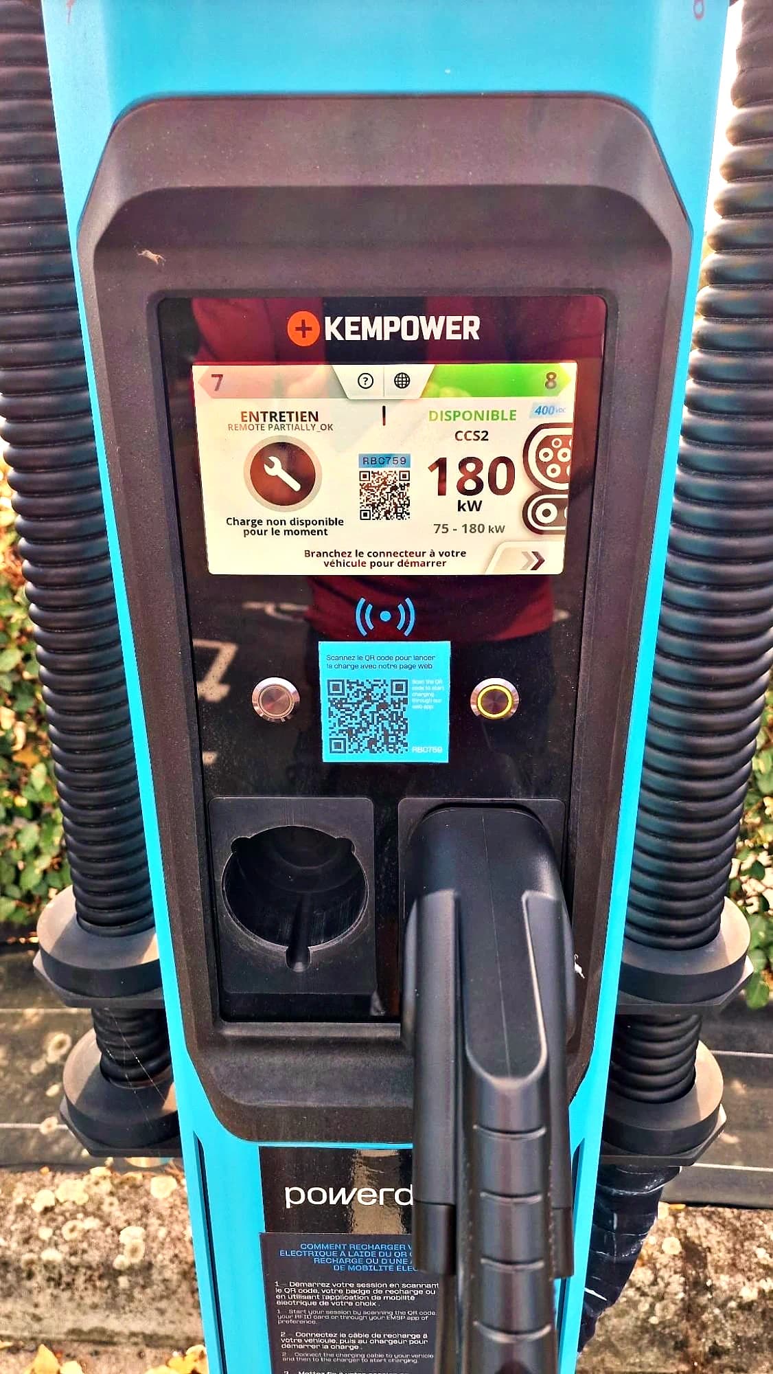 Borne de charge rapide : un point en entretien, charge non disponible, le point voisin disponible