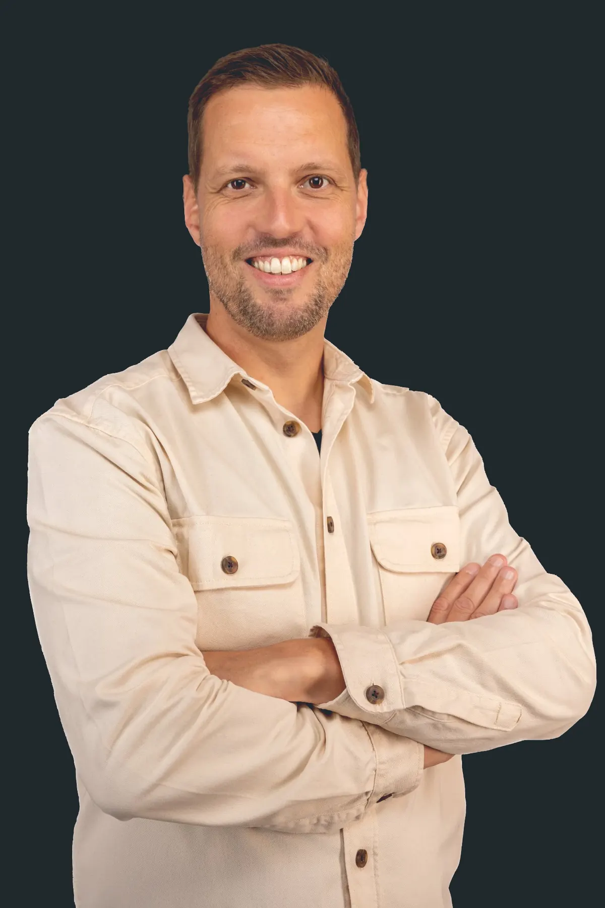Cédric Chevallier, medeoprichter en commercieel directeur van ChargeTeam, lachend met gekruiste armen, in een licht overhemd.